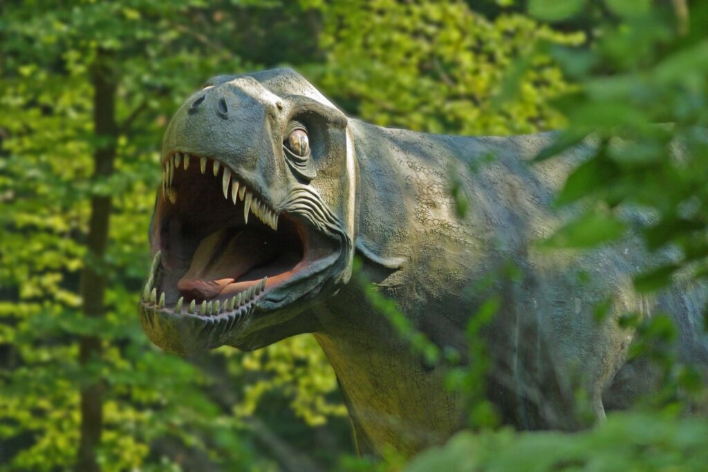 Bild von lebensgroßen Tyrannosaurus Rex im Dinopark