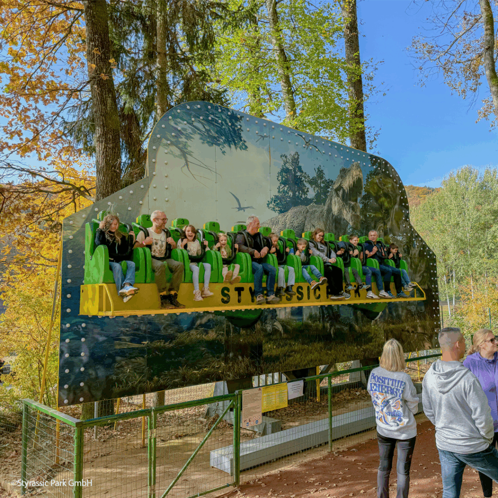 Bild vom fliegenden Teppich Kettenkarussell im Dinopark Bad Gleichenberg