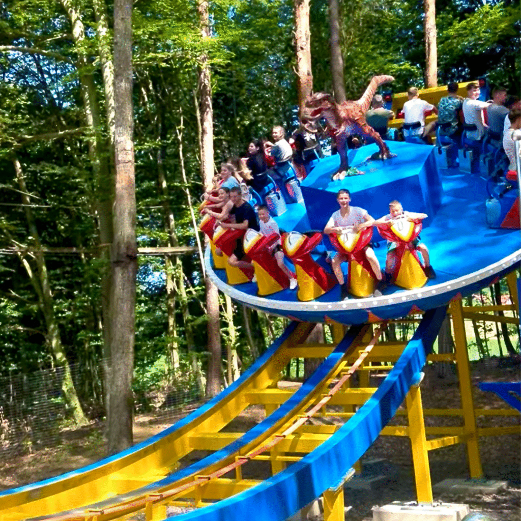 Bild von Flying Ufo Attraktion Kettenkarussell im Dinopark Bad Gleichenberg